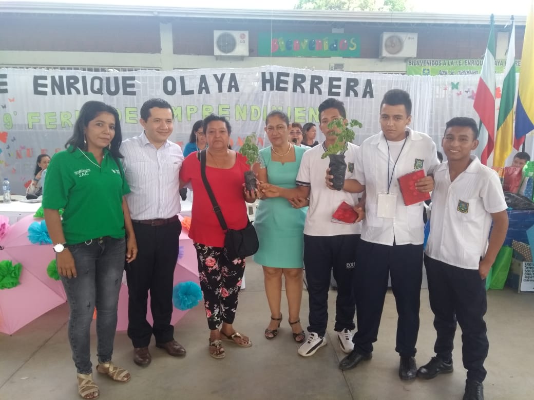 Alfredo Vargas Ortiz, Secretario de Educación Municipal, junto a docentes y alumnos de la Institución.